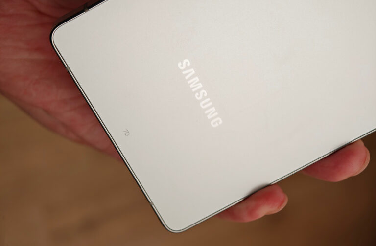 Global smartphone market achieves record Q2 revenue as Apple captures 43% share
